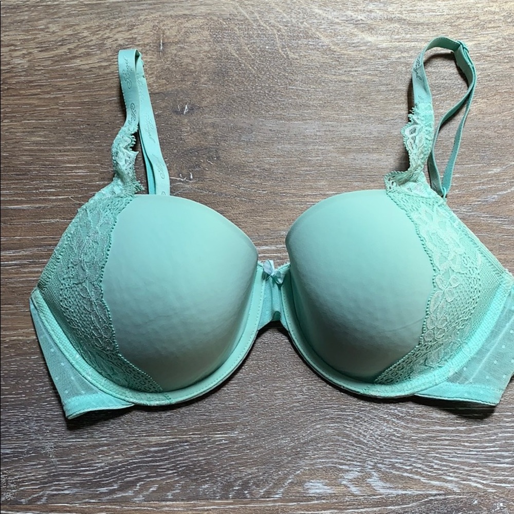 Victoria’s Secret 34D bra